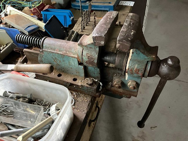 Werkbank met gereedschap - afbeelding 6 van  9