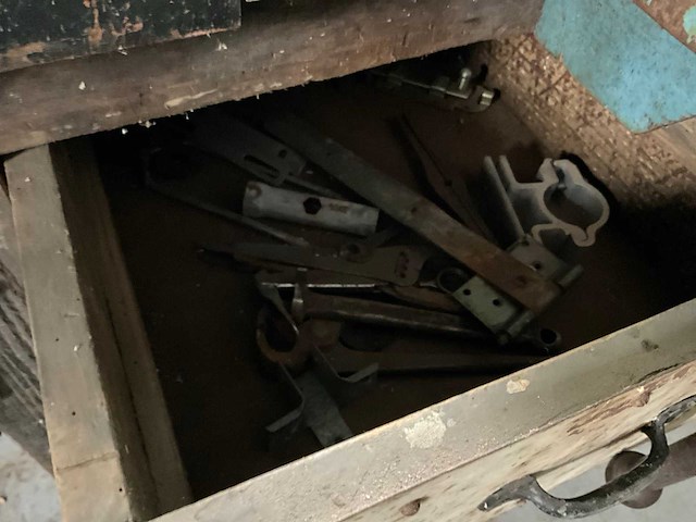 Werkbank met gereedschap - afbeelding 8 van  9
