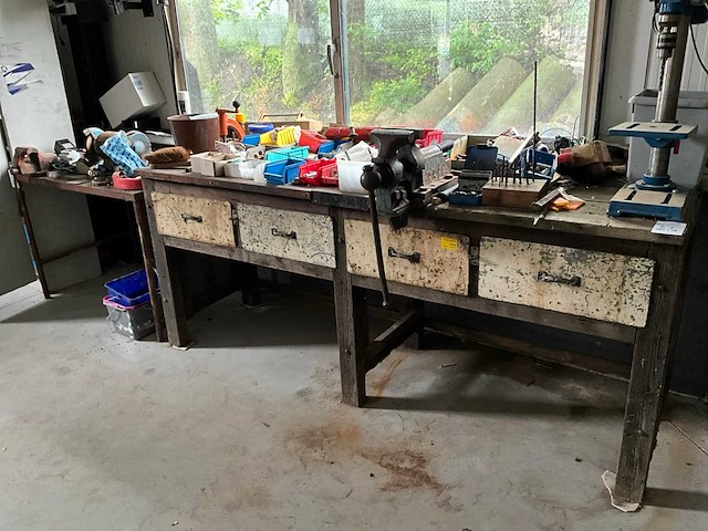 Werkbank met gereedschap - afbeelding 1 van  9