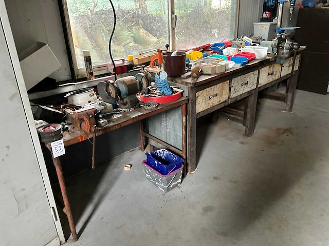 Werkbank met gereedschap - afbeelding 2 van  9