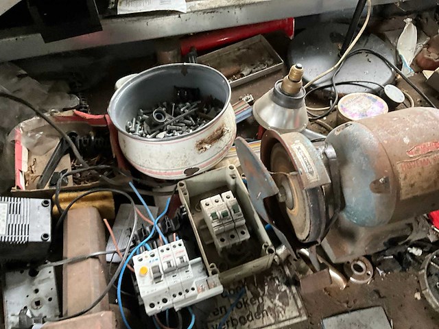 Werkbank met gereedschap - afbeelding 3 van  9