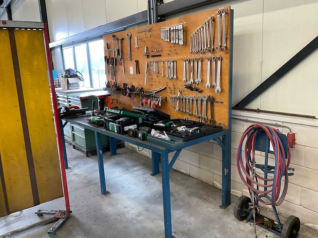 Werkbank met handgereedschap - afbeelding 1 van  5