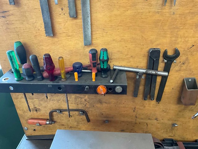 Werkbank met handgereedschap - afbeelding 2 van  5