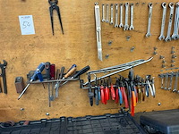 Werkbank met handgereedschap - afbeelding 3 van  5