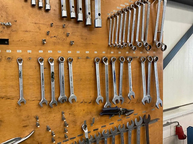 Werkbank met handgereedschap - afbeelding 4 van  5
