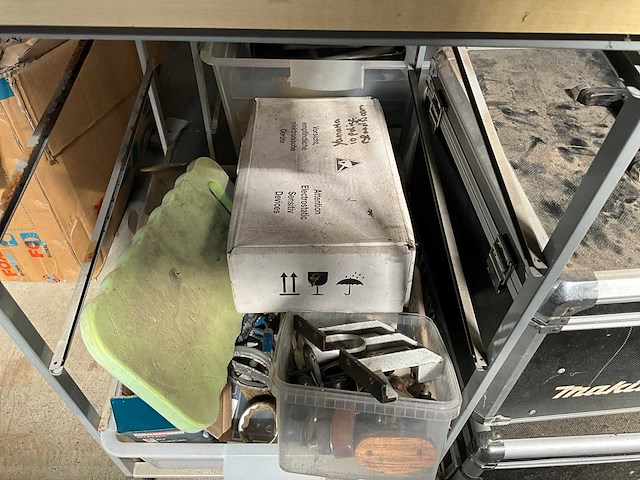 Werkbank met inhoud (2x) - afbeelding 3 van  5