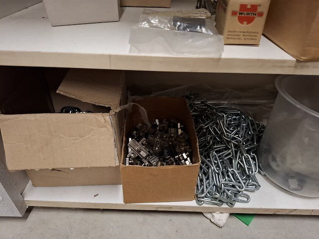 Werkbank met inhoud v.v. bankschroef - afbeelding 2 van  17