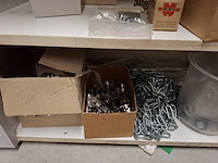 Werkbank met inhoud v.v. bankschroef - afbeelding 2 van  17