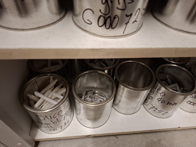 Werkbank met inhoud v.v. bankschroef - afbeelding 9 van  17