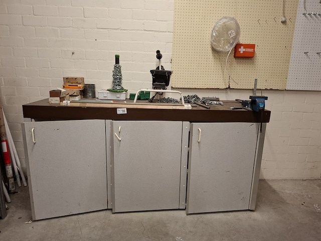 Werkbank met inhoud v.v. bankschroef - afbeelding 1 van  17