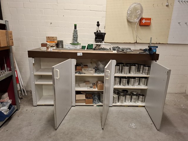 Werkbank met inhoud v.v. bankschroef - afbeelding 11 van  17