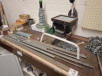 Werkbank met inhoud v.v. bankschroef - afbeelding 12 van  17