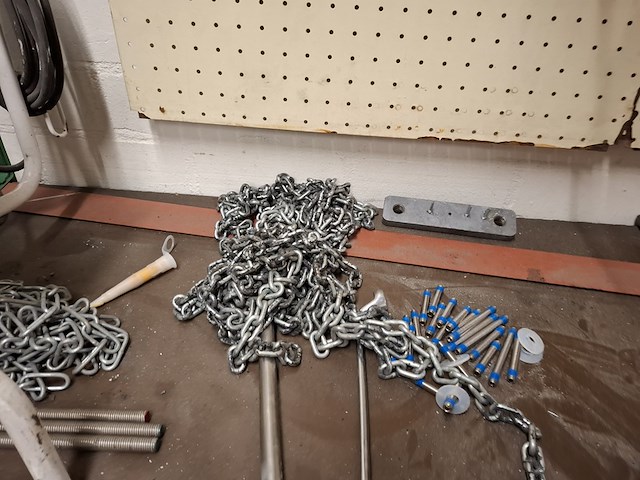 Werkbank met inhoud v.v. bankschroef - afbeelding 13 van  17