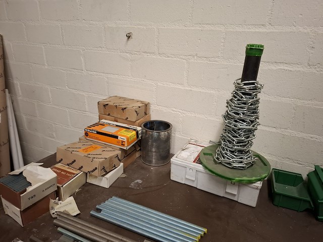 Werkbank met inhoud v.v. bankschroef - afbeelding 15 van  17