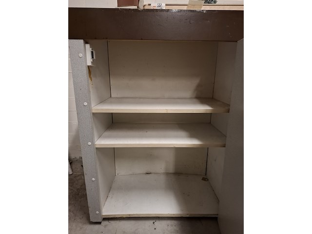 Werkbank met inhoud v.v. bankschroef - afbeelding 16 van  17