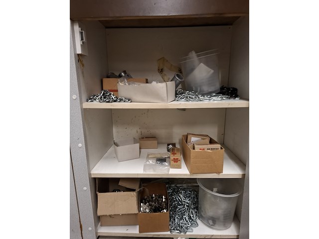 Werkbank met inhoud v.v. bankschroef - afbeelding 17 van  17