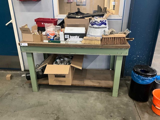 Werkbank met inhoud - afbeelding 2 van  8