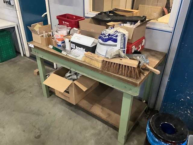 Werkbank met inhoud - afbeelding 3 van  8