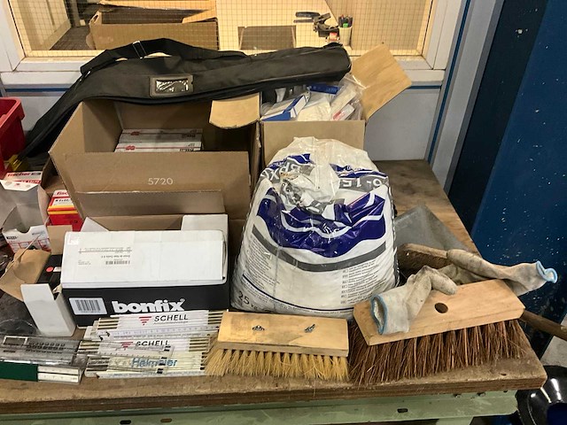 Werkbank met inhoud - afbeelding 5 van  8