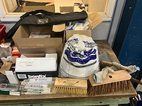 Werkbank met inhoud - afbeelding 5 van  8