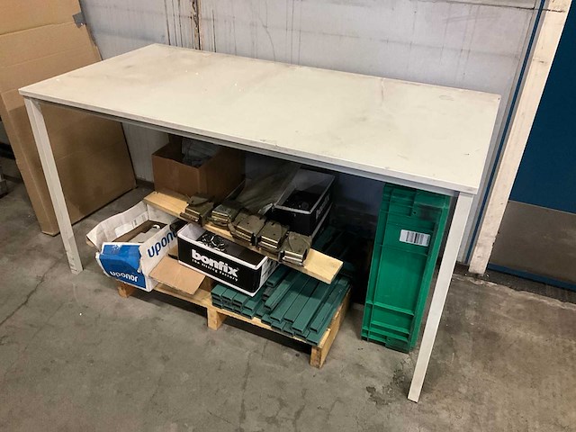 Werkbank met inhoud - afbeelding 7 van  8
