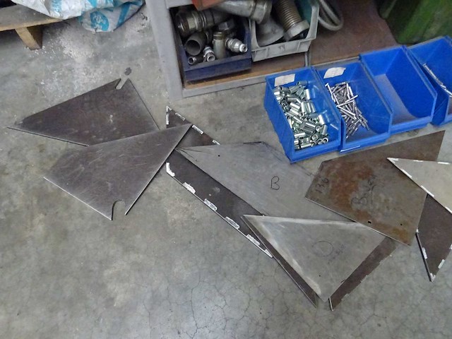 Werkbank met inhoud - afbeelding 2 van  8