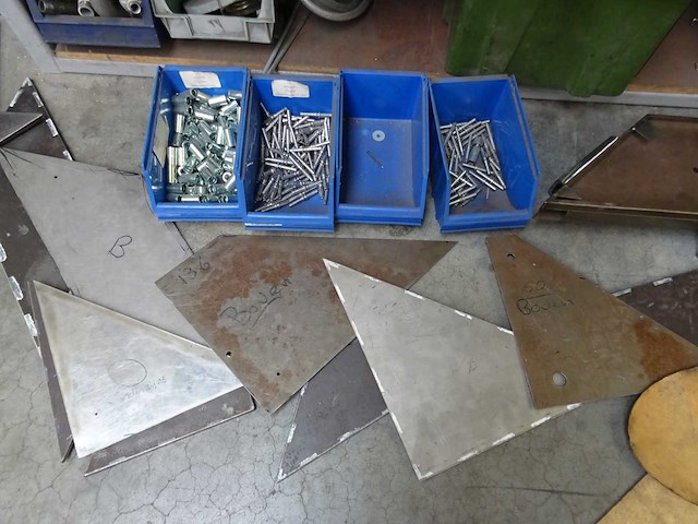 Werkbank met inhoud - afbeelding 3 van  8