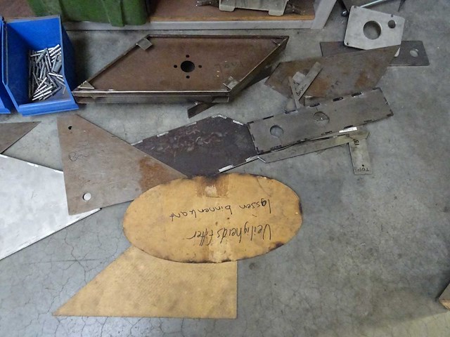 Werkbank met inhoud - afbeelding 4 van  8