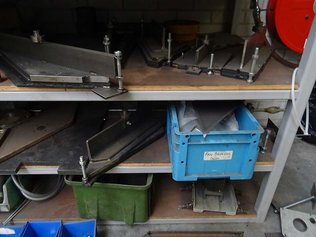 Werkbank met inhoud - afbeelding 5 van  8