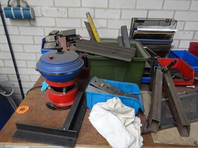 Werkbank met inhoud - afbeelding 7 van  8