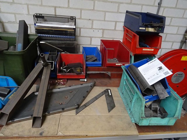 Werkbank met inhoud - afbeelding 8 van  8