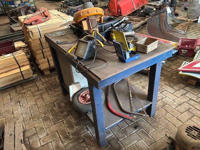 Werkbank met inhoud - afbeelding 4 van  9