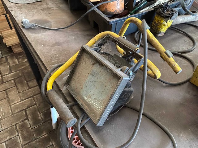 Werkbank met inhoud - afbeelding 6 van  9