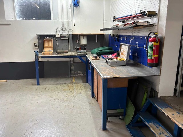 Werkbank met inhoud - afbeelding 6 van  12