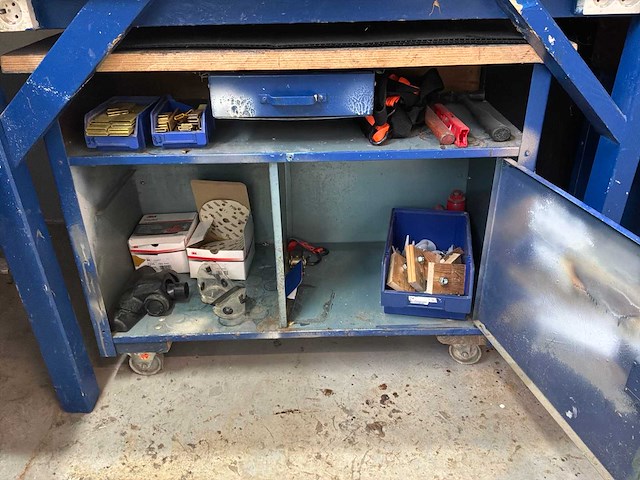 Werkbank met inhoud - afbeelding 12 van  12
