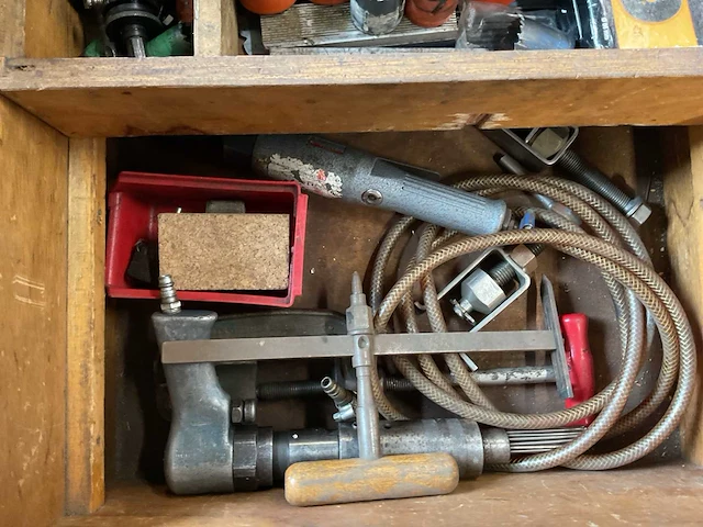 Werkbank met inhoud - afbeelding 4 van  17