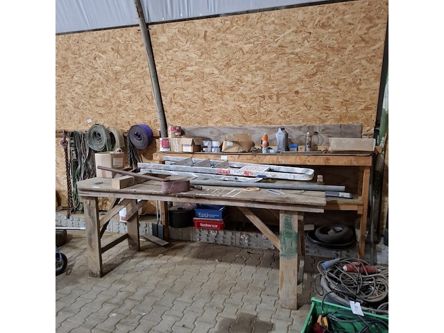 Werkbank met inhoud - afbeelding 1 van  9