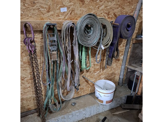 Werkbank met inhoud - afbeelding 2 van  9