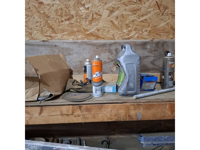 Werkbank met inhoud - afbeelding 5 van  9