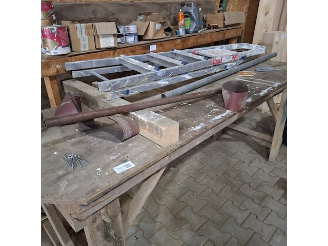 Werkbank met inhoud - afbeelding 8 van  9