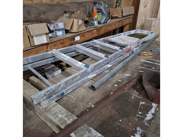 Werkbank met inhoud - afbeelding 9 van  9