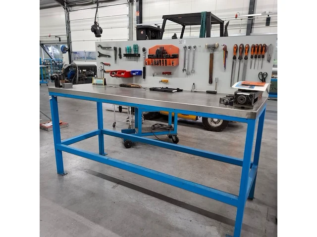 Werkbank met inhoud - afbeelding 2 van  6