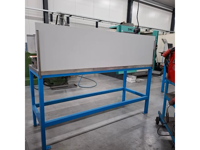Werkbank met inhoud - afbeelding 3 van  6