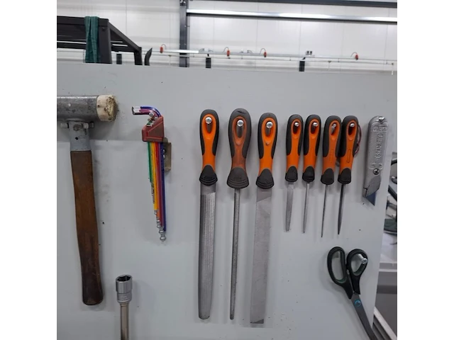 Werkbank met inhoud - afbeelding 4 van  6