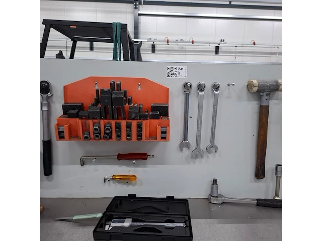 Werkbank met inhoud - afbeelding 5 van  6