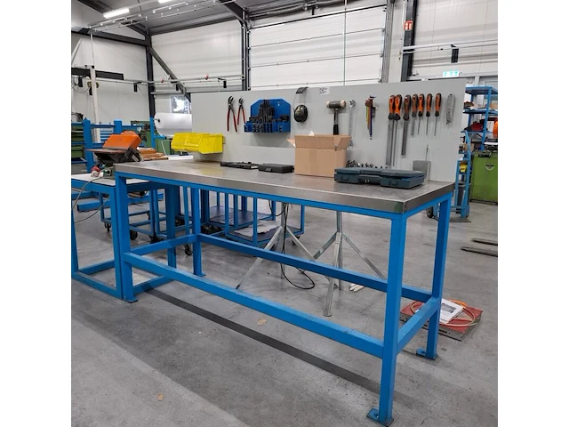 Werkbank met inhoud - afbeelding 1 van  8