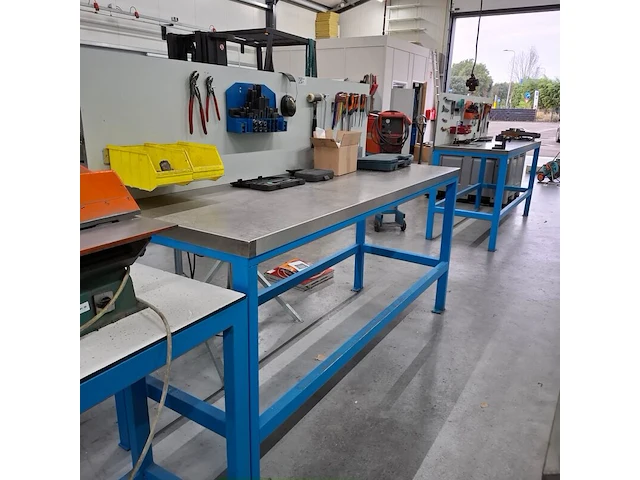 Werkbank met inhoud - afbeelding 2 van  8