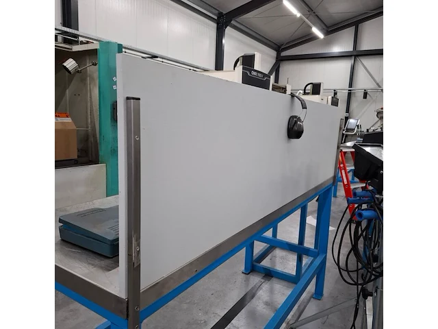 Werkbank met inhoud - afbeelding 3 van  8
