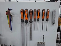 Werkbank met inhoud - afbeelding 4 van  8