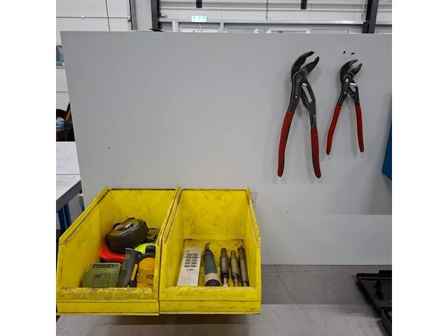 Werkbank met inhoud - afbeelding 7 van  8